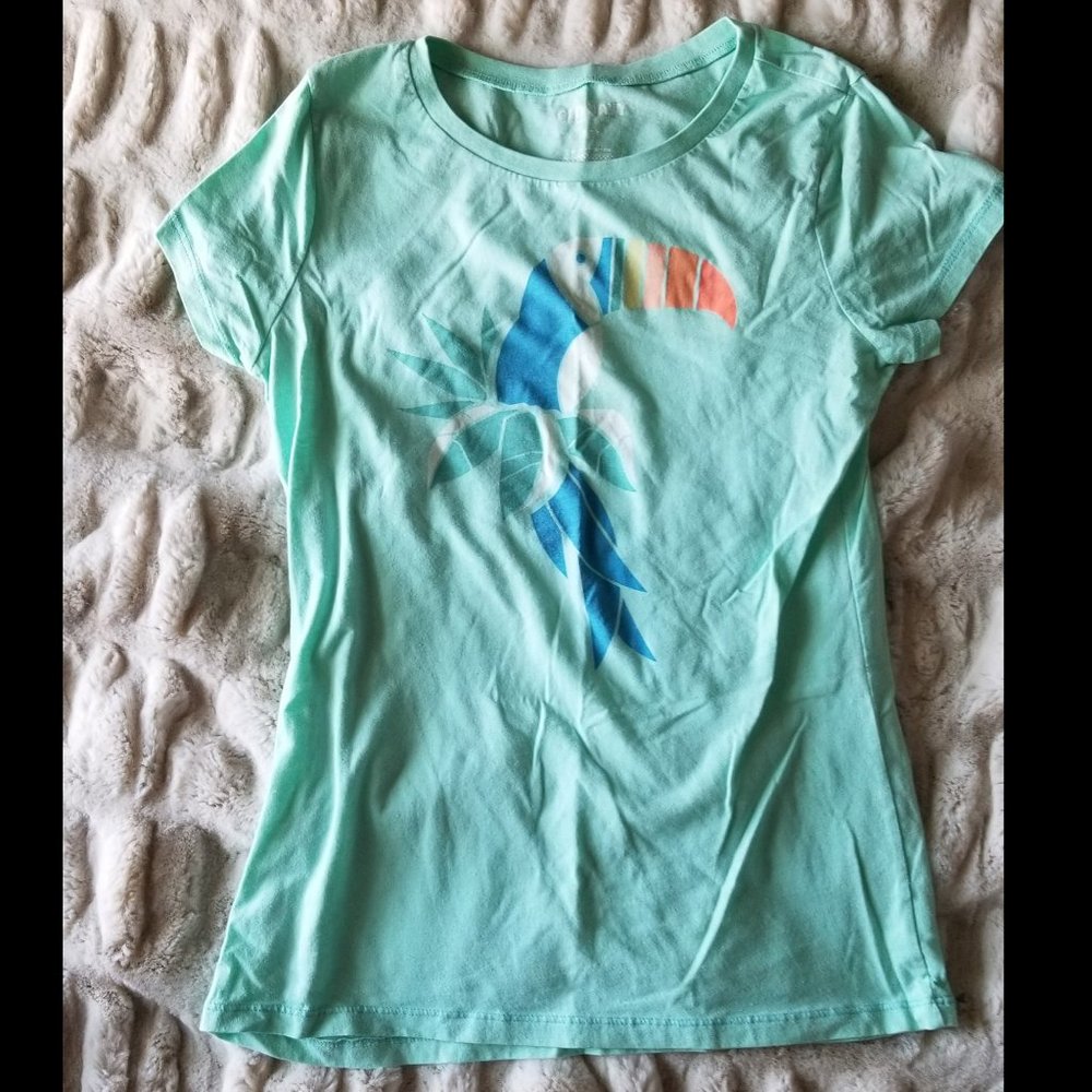 Old Navy t-shirt with colorful toucan design